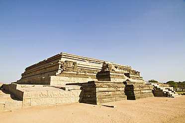 Indien, Karnataka, Hampi, Blick auf die Ruinen von Vijayanagara - MBEF000305