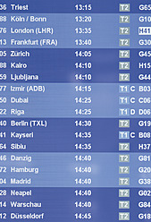 Europa, Deutschland, Bayern, München, Fluginformationsbildschirm im Flughafen - TCF002352