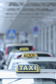 Europa, Deutschland, Bayern, München, Reihe von Taxis am Flughafen - TCF002354