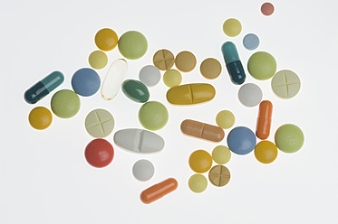 Eine Vielzahl von Medikamenten auf weißem Hintergrund - CRF002184