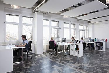 Germany, Bavaria, Munich, Men and women working on computer in office - RBYF000012