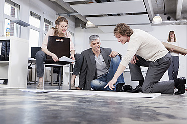 Germany, Bavaria, Munich, Man explaining plan to colleagues in office - RBYF000036