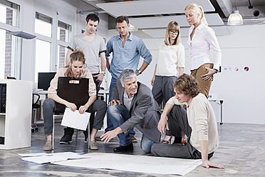 Germany, Bavaria, Munich, Men and women discussing in office - RBYF000039