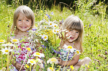 Österreich, Land Salzburg, Mädchen pflücken Blumen auf einer Sommerwiese - HHF004079
