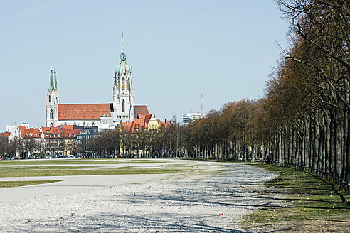 Deutschland, Bayern, München, Blick auf die Theresienwiese, im Hintergrund der St. Pauls Dom - LFF000410