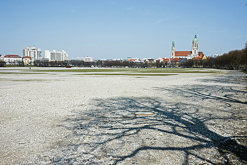 Deutschland, Bayern, München, Blick auf die Theresienwiese, im Hintergrund der St. Pauls Dom - LFF000411