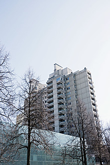 Deutschland, Bayern, München Westend, Bäume vor einem Hochhaus - LFF000412