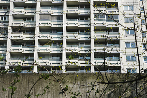 Deutschland, Bayern, München Westend, Hochhaus hinter Betonwand - LFF000415