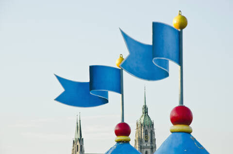 Deutschland, Bayern, München, Blick auf ein Zelt auf dem Oktoberfest, im Hintergrund der Dom St. Paul, lizenzfreies Stockfoto