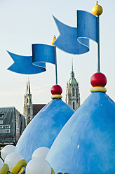 Deutschland, Bayern, München, Blick auf ein Zelt auf dem Oktoberfest, im Hintergrund der Dom St. Paul - LFF000469