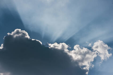 Deutschland, Sonnenstrahl durch Wolkenlandschaft, lizenzfreies Stockfoto