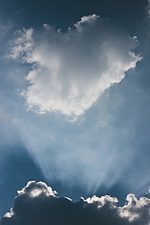 Deutschland, Sonnenstrahl durch Wolkenlandschaft - LFF000387