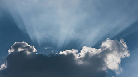 Deutschland, Sonnenstrahl durch Wolkenlandschaft, lizenzfreies Stockfoto