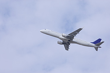 Europa, Deutschland, Bayern, Passagierflugzeug nach dem Start am Flughafen München - TCF002348