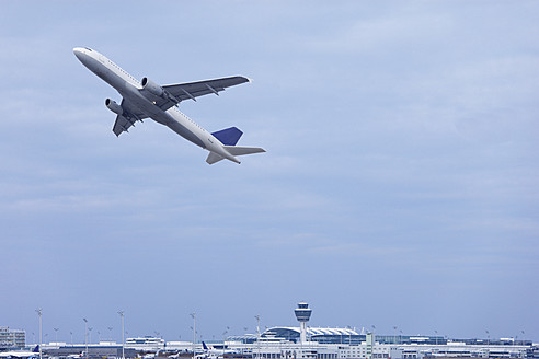 Europa, Deutschland, Bayern, Kommerzielles Passagierflugzeug beim Start am Flughafen München - TCF002346