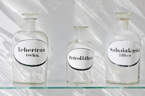 Deutschland, Bayern, München, Alte Apothekenflasche im Schaufenster, lizenzfreies Stockfoto