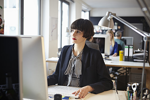 Deutschland, Köln, Männer und Frauen bei der Arbeit im Büro - RHYF000028