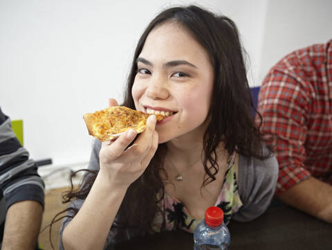 Deutschland, Köln, Frau isst Pizza, lizenzfreies Stockfoto