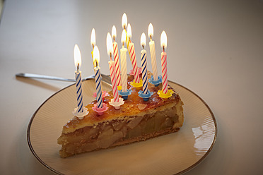 Deutschland, Köln, Geburtstagstorte mit Kerzen in Wohnung - RHYF000054