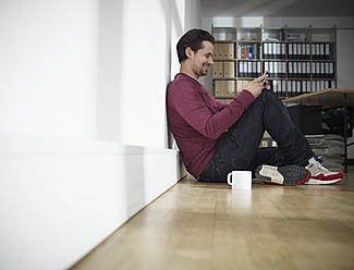 Deutschland, Köln, Mittlerer Erwachsener Mann mit Mobiltelefon - RHYF000101