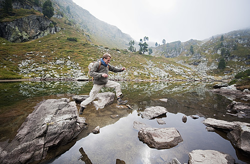 Österreich, Steiermark, Mittlerer erwachsener Mann springt am Spiegelsee - HHF004080