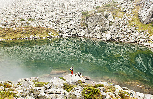 Österreich, Steiermark, Mann und Frau bei der Rast am Obersee - HHF004082