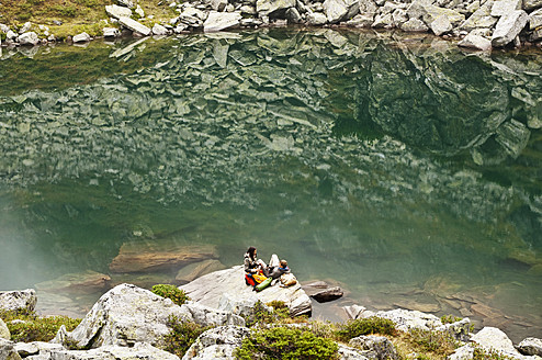 Österreich, Steiermark, Mann und Frau bei der Rast am Obersee - HHF004083