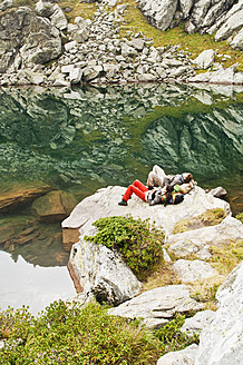 Österreich, Steiermark, Mann und Frau bei der Rast am Obersee - HHF004084