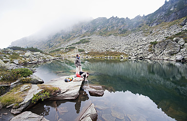 Österreich, Steiermark, Mann und Frau bei der Rast am Obersee - HHF004093