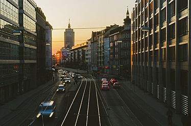 Deutschland, Bayern, München, Verkehr auf der Landsberger Straße in der Abenddämmerung - LFF000422