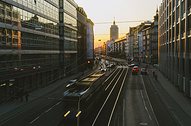 Deutschland, Bayern, München, Verkehr auf der Landsberger Straße in der Abenddämmerung - LFF000423