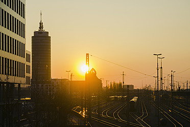 Deutschland, Bayern, München, Hauptbahnhof bei Sonnenuntergang - LFF000424