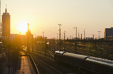 Deutschland, Bayern, München, Hauptbahnhof bei Sonnenuntergang - LFF000425