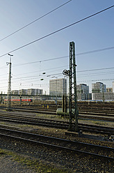 Deutschland, Bayern, München, Zug in der Nähe des Hauptbahnhofs - LFF000438