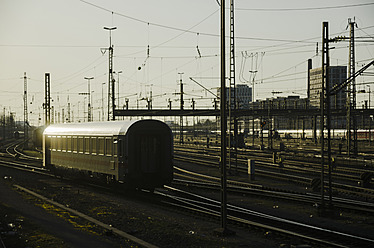 Deutschland, Bayern, München, Waggon am Hauptbahnhof - LFF000437