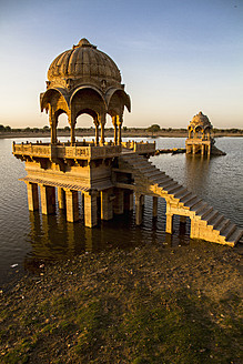 Indien, Rajasthan, Blick auf geschnitzte Chattris - MBEF000308