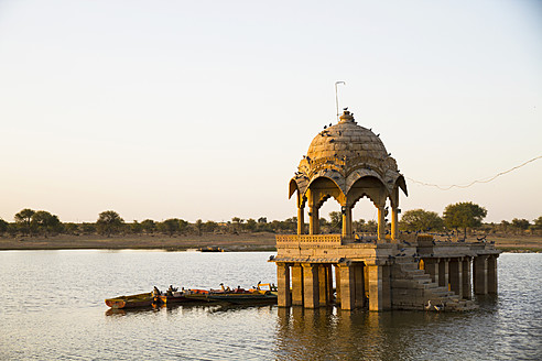 Indien, Rajasthan, Blick auf geschnitzte Chattris - MBEF000309