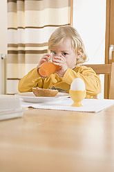 Mädchen trinkt Saft zum Frühstück - RNF000850