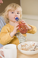 Mädchen trinkt Wasser beim Frühstück - RNF000873