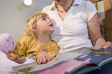 Mutter unterrichtet Tochter im Schlafzimmer - RNF000874