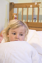 Mädchen mit Decke zugedeckt auf dem Bett, Nahaufnahme - RNF000877