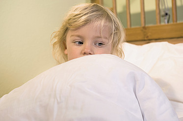 Girl covered with blanket on bed, close up - RNF000878