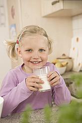 Mädchen trinkt ein Glas Milch, lächelnd, Porträt - RNF000910