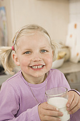 Mädchen trinkt ein Glas Milch, lächelnd, Porträt - RNF000911