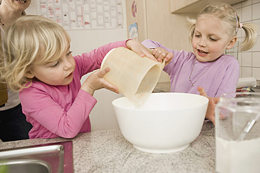 Schwestern machen Kuchen in der Küche - RNF000918