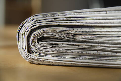 Deutschland, Zeitungsbündel auf Tisch, lizenzfreies Stockfoto