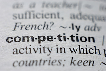 Wörterbuchseite mit Wettbewerbsdefinition, Nahaufnahme - TCF002413