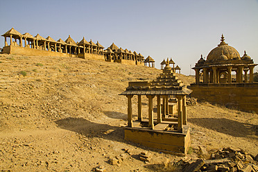 Indien, Rajasthan, Jaisalmer, Blick auf Bada Bagh Cenotaphs - MBEF000318