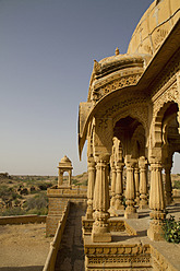 Indien, Rajasthan, Jaisalmer, Blick auf Bada Bagh Cenotaphs - MBEF000319