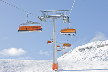 Österreich, Blick auf Skilift über österreichische Alpen - FLF000035